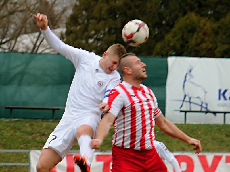 V úvodním jarním kole Moravskoslezské ligy porazili fotbalisté MFK Vyškov (bílé dresy)  Spartak Hulín 3:0.