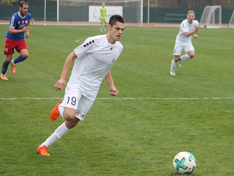 V posledním podzimním kole Moravskoslezské ligy fotbalisté MFK Vyškov (bílé dresy) porazili TJ Valašské Meziříčí 4:1.