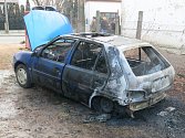 K hořícímu autu byli v pondělí ráno povoláni hasiči do Hoštic-Heroltic.