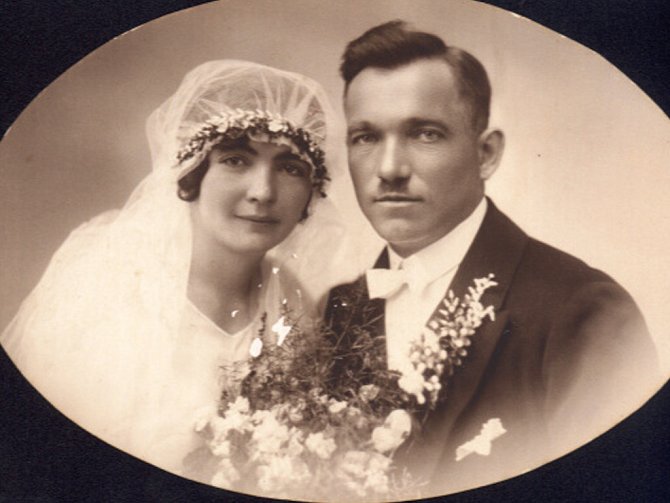 Svatební foto Jenovéfy a Václava Králíčkových, který zemřel při neštěstí na poli.