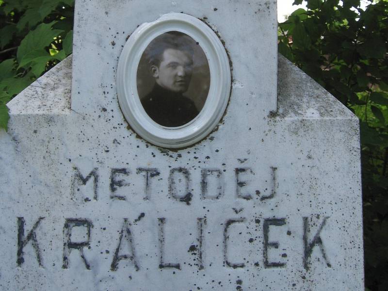 Křížek na památku Metoděje Králíčka stojí za kloboučským výletištěm směrem k Radlovci, kde pracoval na poli. Metoděje srazil vlak u Letošova.