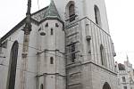 Šestnáct hodin trval odborníkům zásah proti dřevokaznému hmyzu ve věži brněnského kostela sv. Jakuba. 
