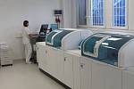 Zdravotníci pracují v moderní laboratoři na oddělení klinické biochemie.
