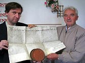 Ředitel slavkovského archivu Karel Mlateček (vlevo) přebírá od kurátora švábenického muzea Lubomíra Pištělky cechovní privilegium Františka II. z konce osmnáctého století.