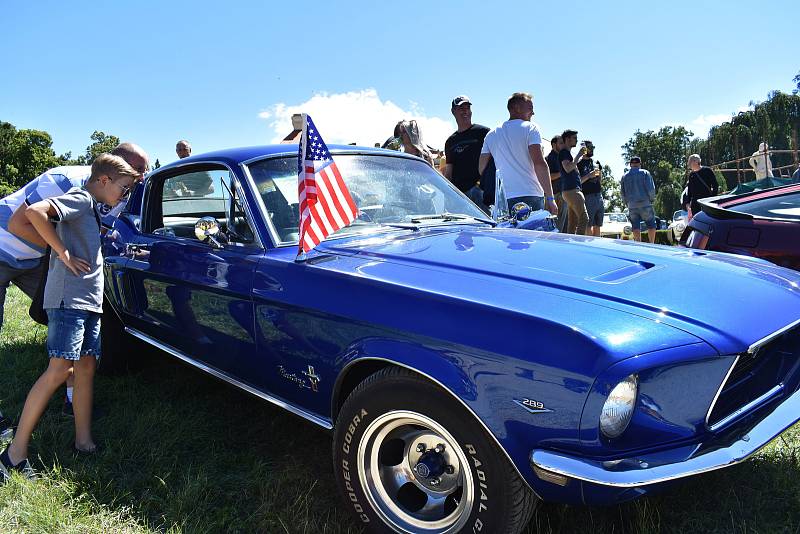 Veteranfest ve Slavkově u Brna navštívilo přes deset tisíc lidí, kteří obdivovali celkem tisíc dvacet aut, motorek a dalších veteránů.