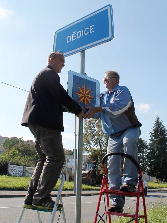 Členové osadního výboru a Sokola z vyškovské místní části Dědice jsou na své bydliště hrdí. Na značku označující vjezd do místní části ve směru z Vyškova proto umístili znak s letopočtem.