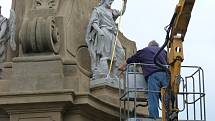 Opravenou sochu svatého Jana Křtitele včera nainstalovali na sousoší svatého Floriána v Ivanovicích na Hané.