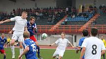 V posledním podzimním kole Moravskoslezské ligy fotbalisté MFK Vyškov (bílé dresy) porazili TJ Valašské Meziříčí 4:1.