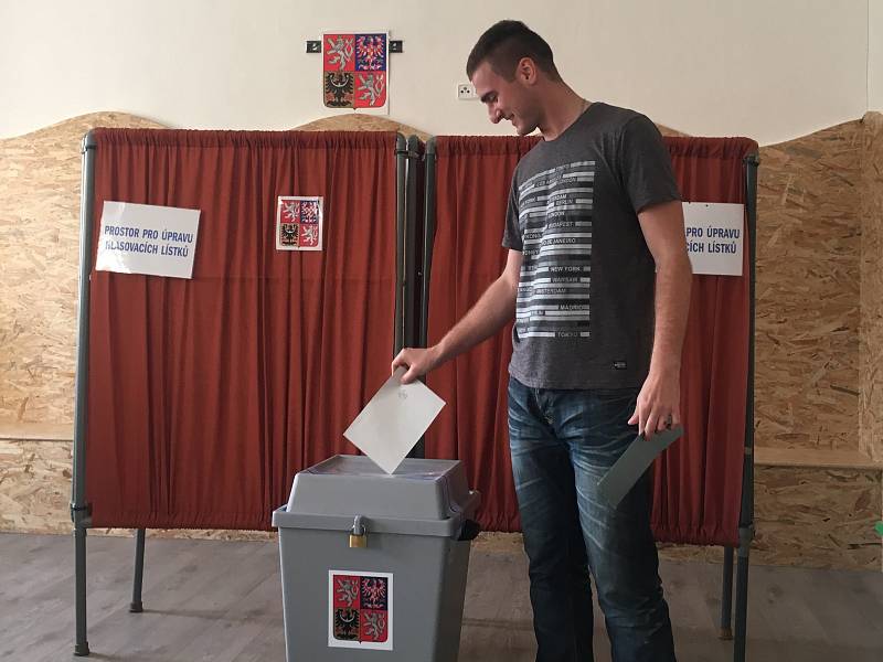 Ve volební místnosti Domu děti a mládeže v Bučovicich panuje uvolněná a přátelská atmosféra. 