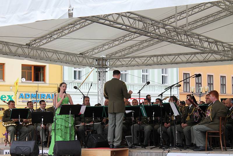 Orchestr Ústřední vojenská hudba Armády České republiky zahrál ve čtvrtek pod širým nebem Vyškovanům. Spolu s významnými hosty.