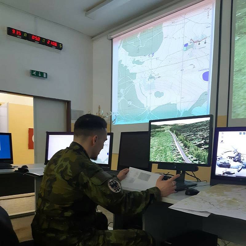 Vojáci cvičí ve Vyškově v Centru simulačních a trenažérových technologií.