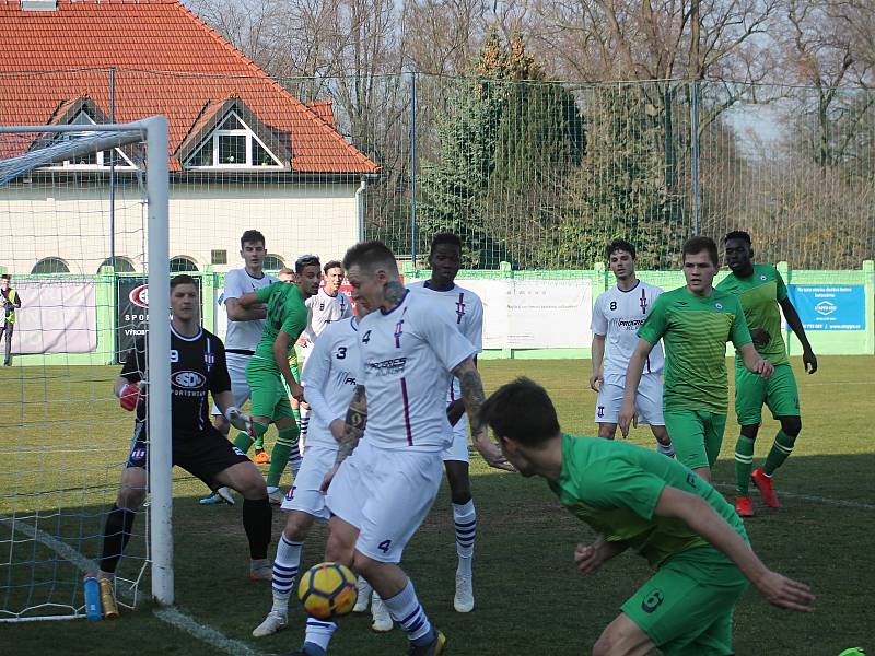 Ve druhém jarním kole Moravskoslezské fotbalové ligy remizoval SK Líšeň (bílé dresy) s MFK Vyškov 1:1.