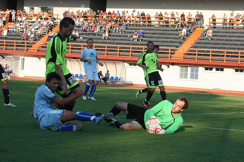 Fotbalisté Rostexu (v modrém) podlehli Bystrci 0:1.