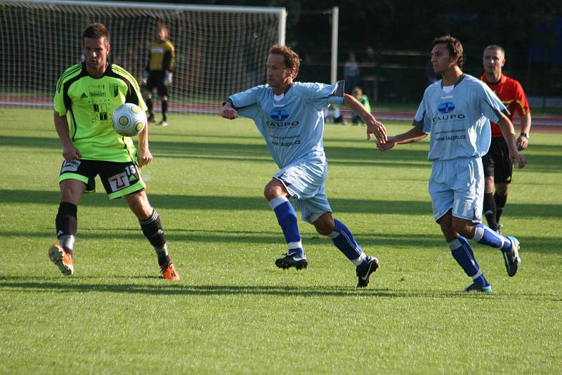 Fotbalisté Rostexu (v modrém) podlehli Bystrci 0:1.