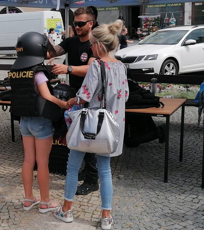 Na Masarykovo náměstí vyrazili také policisté.