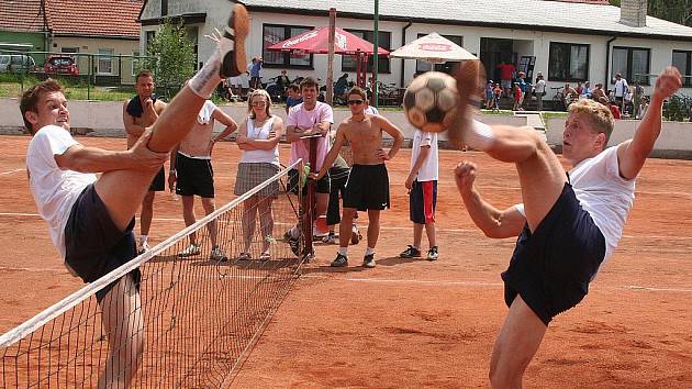 Druhý ročník nohejbalového turnaje trojic O pohár města Ivanovice na Hané přilákal i extraligové hrá­če.