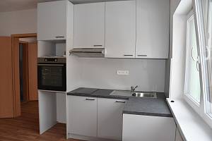Lidé v těžké životní situaci najdou bydlení v šesti dvojdomcích s dvanácti byty, které stavaři dokončili v Kozlanech.