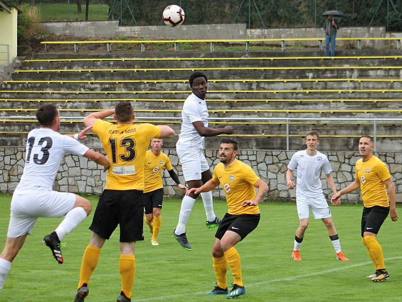 V přípravném utkání účastníků Moravskoslezské ligy porazil Slovan Rosice (žluté dresy) na domácím hřišti MFK Vyškov 4:0.