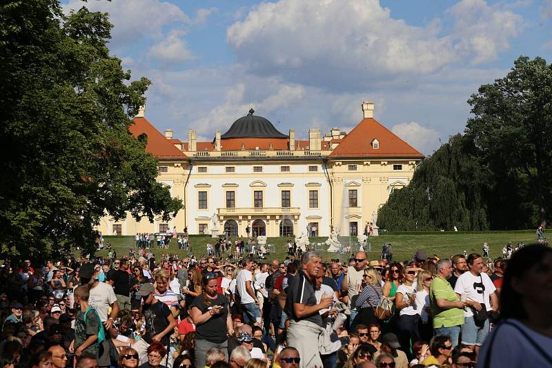 Několikrát odložený koncert Stinga přilákal tisíce posluchačů.