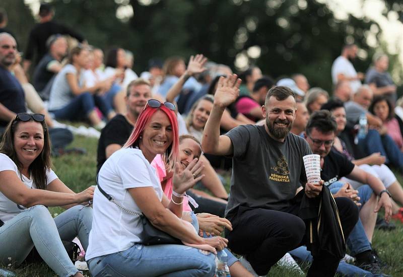 Několikrát odložený koncert Stinga přilákal tisíce posluchačů.