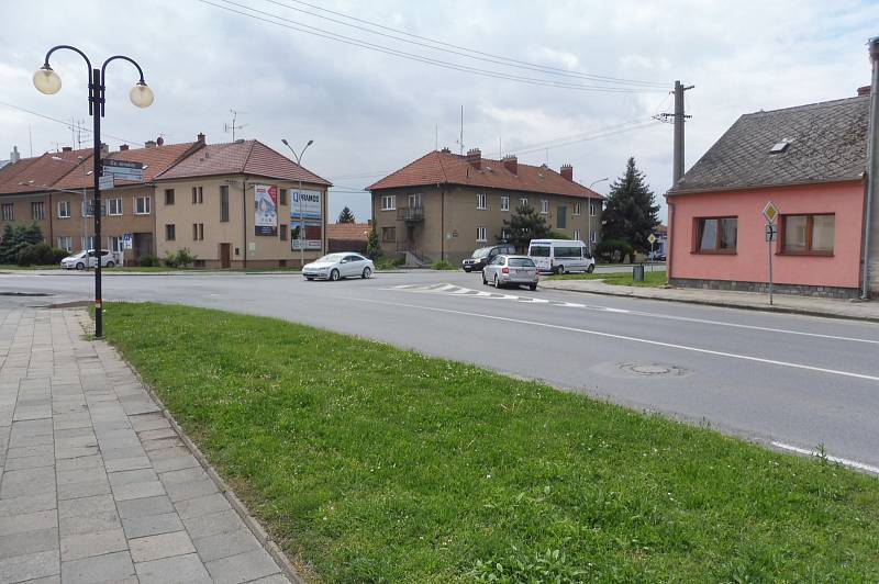 O opravě hlavního průtahu Slavkovem se jedná už tři roky. Získání dotace bylo pro uskutečnění nezbytné.