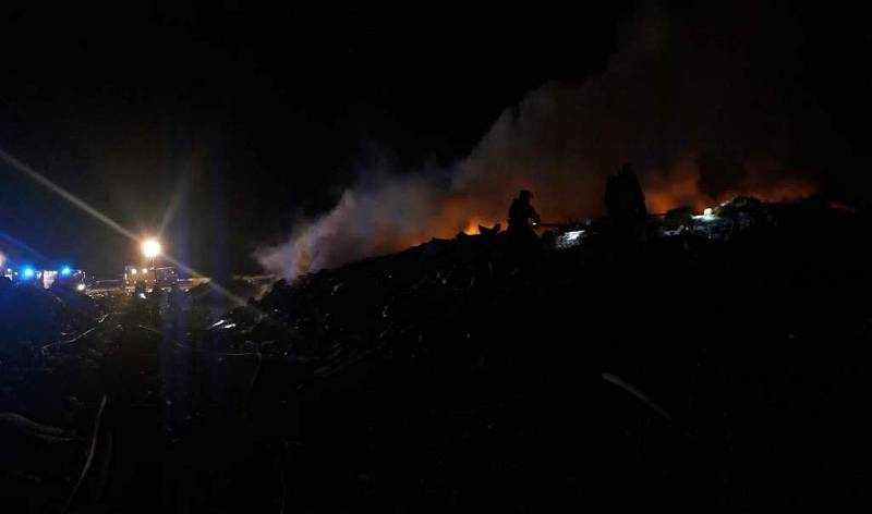 Při požáru skládky v Kozlanech zasahovalo několik desítek hasičských jednotek.