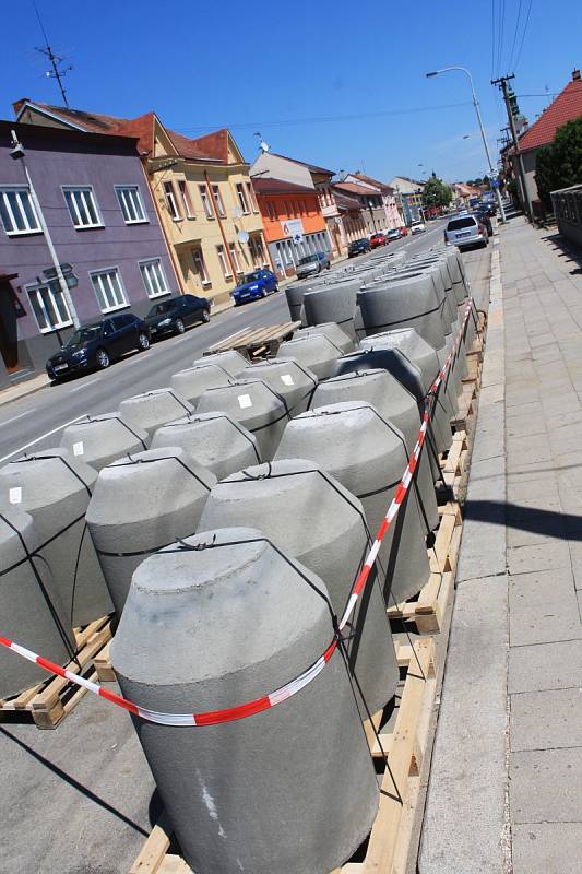 Oprava silnice z Rousínova do Tučap má být hotová do konce září.