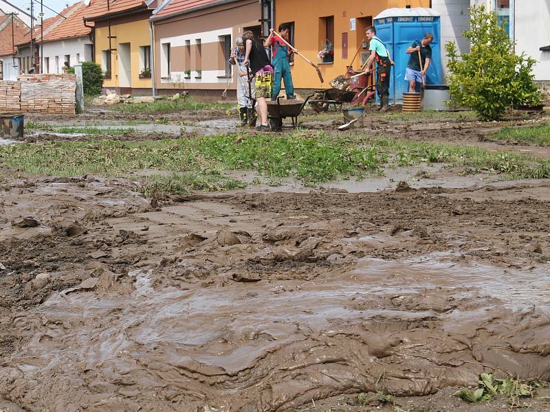 Po přívalovém dešti zaplavil Hodějice nános bahna.