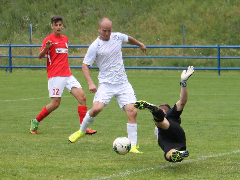 Fotbalisté Blanska (červené dresy) v přípravném utkání porazili na vlastním trávníku MFK Vyškov 2:0.