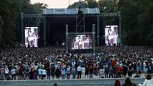 Deset tisíc návštěvníků se po letech dočkalo a mohli přijít na několikrát odkládaný koncert populárního hudebníka Stinga. Lidé zaplnili centrum Slavkova a následně zámecký park, ve kterém před legendou vystupovali například Lenka nová nebo Vojta Dyk. Hlav