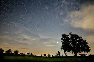 Z noční vycházky za Perseidami. Jupiter a Perseidy u Bohdalic.