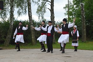 V obci Rybníček se v neděli konalo ojedinělé sousedské setkání v řeckém duchu.