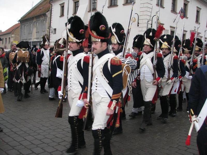 Francouzská porepubliková armáda jde do boje. Napoleon dumá, jak přelstít dva císaře