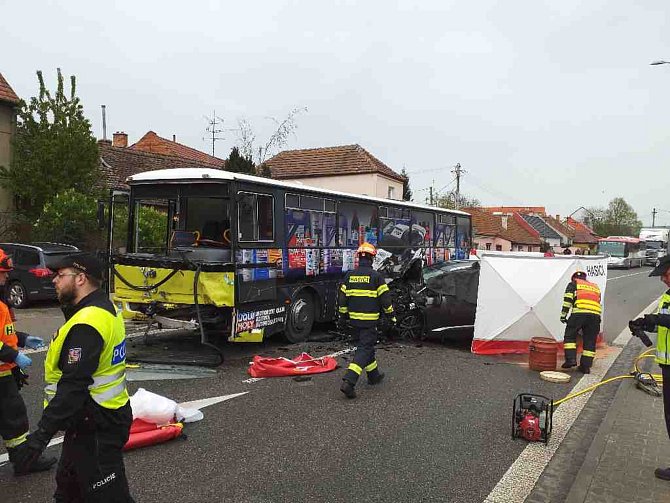 Srážka autobusu a osobního auta zavřela v úterý odpoledne silnici I/50 v Bučovicích na Vyškovsku, vážnou dopravní nehodu nepřežil jeden muž.