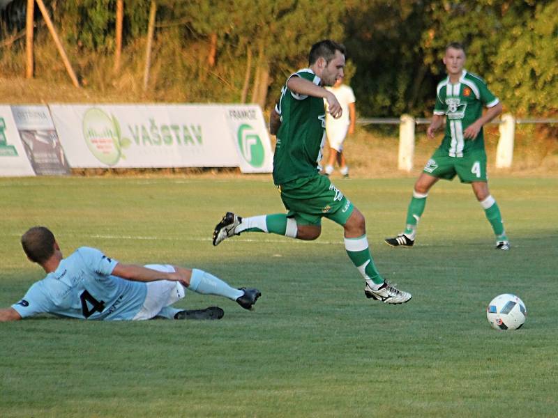 Ve druhém kole krajského přeboru prohráli fotbalisté Tatranu Rousínov (zelené dresy) doma se Sokolem Krumvíř 1:2.