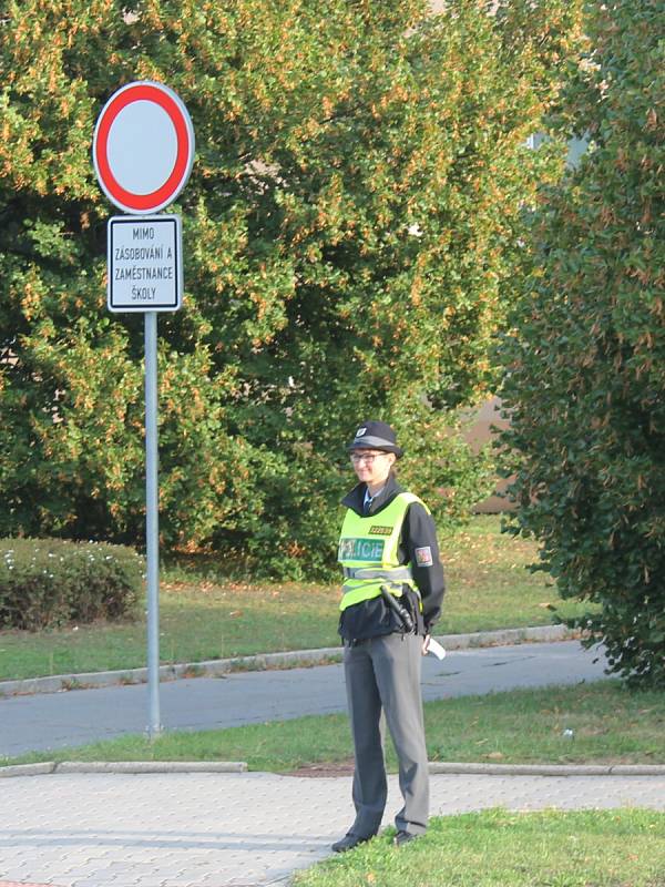 Jak bezpečně přes zebru? Policisté zkoušeli děti na Letním poli 