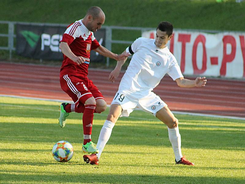V utkání 26. kola Moravskoslezské ligy zvítězili fotbalisté MFK Vyškov (bílé dresy) nad FC Velké Meziříčí 5:1.