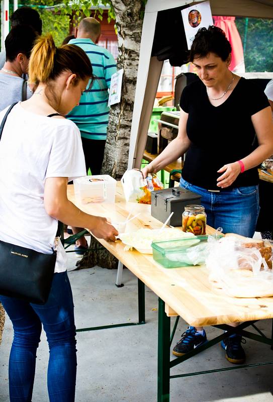 Gulach fest ve Slavkově u Brna. Areál obsadili milovníci hovězího guláše.