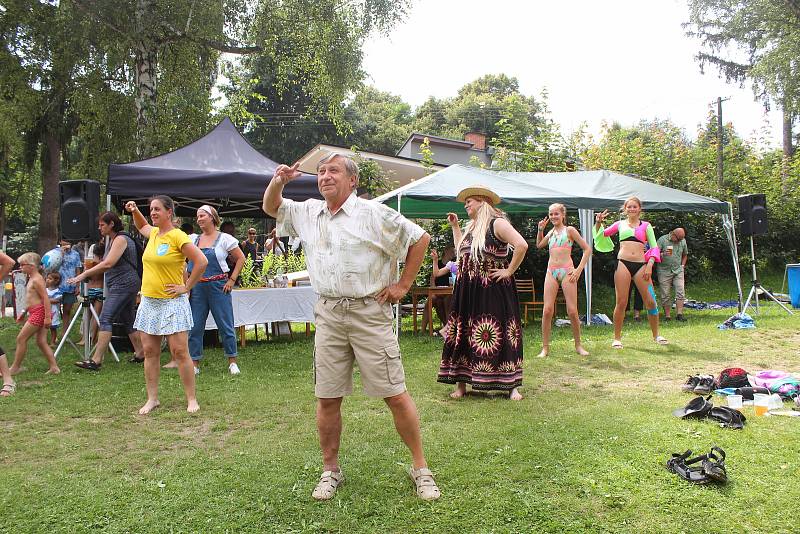 Vodomilové všech věkových kategorií zdolávali v sobotu odpoledne lávku na přírodním koupališti v Lulči na Vyškovsku. Letošní ročník zábavné soutěže se nesl ve znamení muzikálu Mamma Mia a skupiny ABBA.