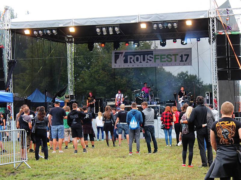 Jedenáctý ročník Rousfestu rockové fanoušky opět nezklamal. Na pódiu se střídaly regionální i celorepublikově známé kapely.