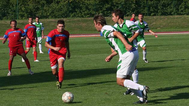 DERBY PRO HOSTY. V tomto kole Fortuna ligy měli čtenáři mimo jiné odhadnout i výsledek nejzajímavějšího vzájemného střetnutí okresu. Vyškov (v červeném) podlehl Rousínovu