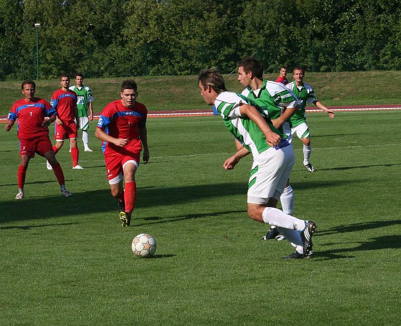 DERBY PRO HOSTY. V tomto kole Fortuna ligy měli čtenáři mimo jiné odhadnout i výsledek nejzajímavějšího vzájemného střetnutí okresu. Vyškov (v červeném) podlehl Rousínovu