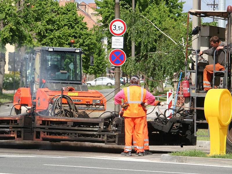 Rekonstrukce průtahu Vyškovem si v pondělí dopoledne vyžádala vypnutí semaforů na křižovatce ulic Nádražní a Brněnská. Dopravu místo světel řídili policisté.