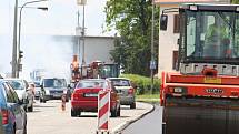 Rekonstrukce průtahu Vyškovem si v pondělí dopoledne vyžádala vypnutí semaforů na křižovatce ulic Nádražní a Brněnská. Dopravu místo světel řídili policisté.