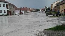 Přívalový déšť v Hodějicích na Vyškovsku. Obec v pátek večer zalila voda s bahnem z polí.