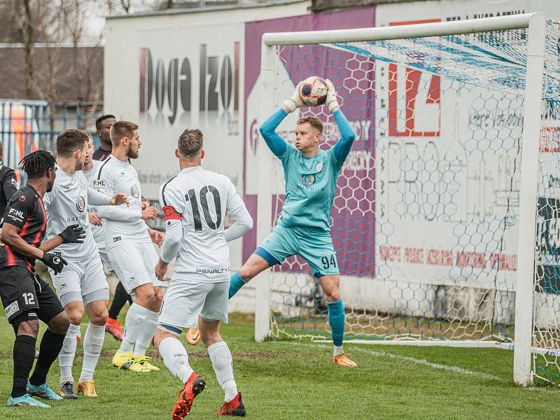 Uklidňující body získali fotbalisté MFK Vyškov (bílé dresy) v druholigovém utkání s Viktorií Žižkov, kterou v Drnovicích porazili 2:1.