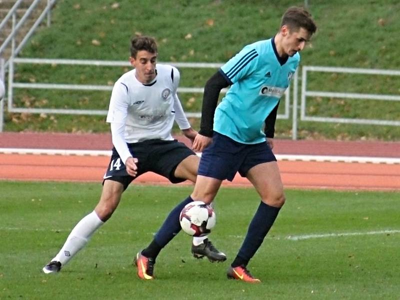 V posledním podzimním kole Moravskoslezské ligy na domácím hřišti remizovali fotbalisté MFK Vyškov (v bílém) s HFK Olomouc 0:0.