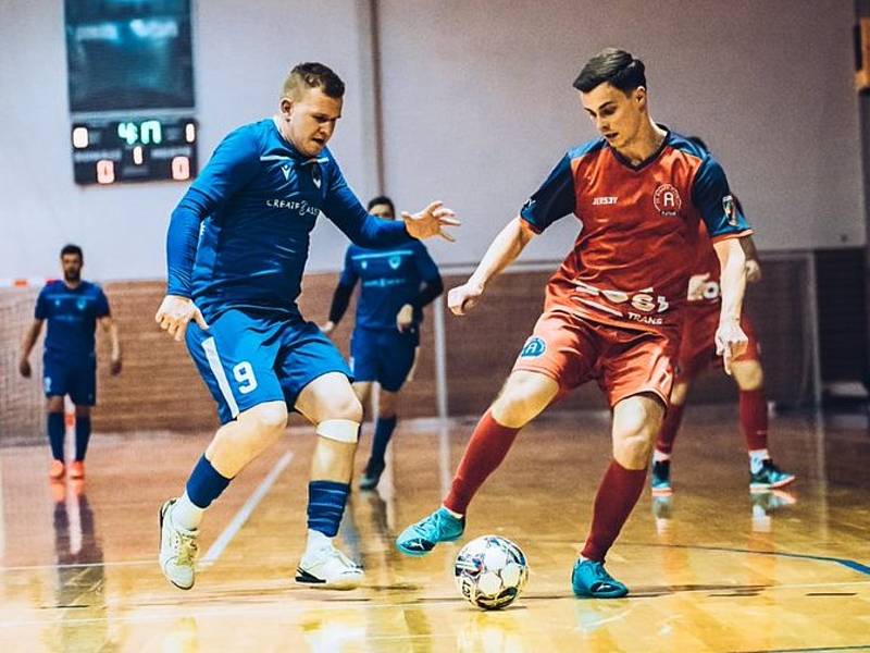 Futsalisté Amoru (modří) promarnili šanci zahrát si druholigové play-off. S Atrapsem Brno doma prohráli 3:5.