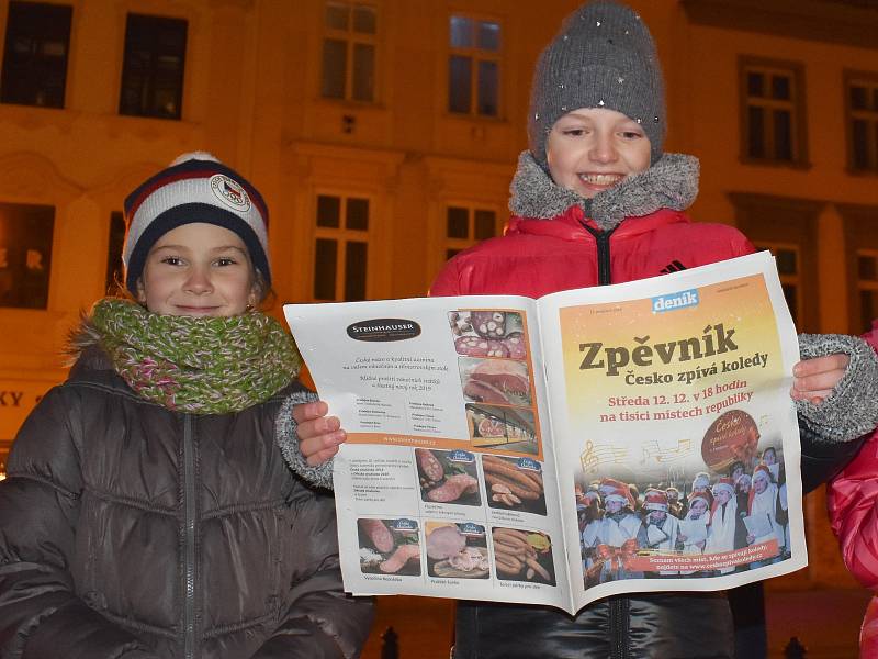 Ve Vyškově zavládla u zpívání koled pohodová atmosféra. Návštěvníci akce zaplnili celé Masarykovo náměstí.