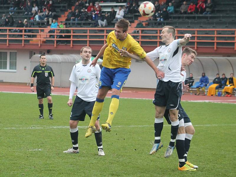 Hráči MFK Vyškov (v bílém) proti Břeclavi.